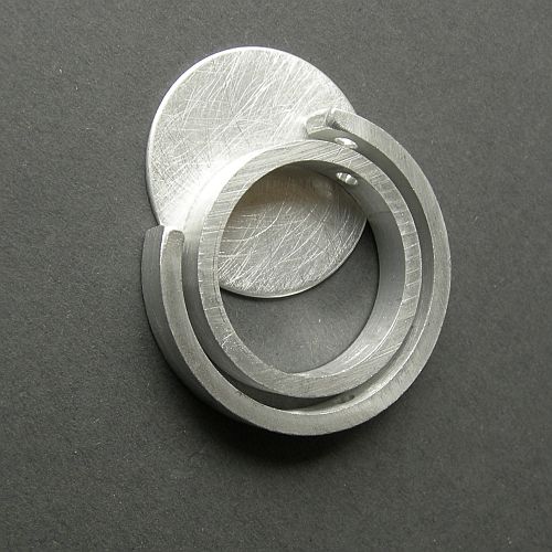 Kringelschmuck Aussenring asymmetrisch - Klöppelwerkstatt, diese einzigartigen Kettenanhänger werden von Hand mit Spitze oder Stickerei bestückt und damit zu einem Unikat, klöppeln, Sticken, Kreuzstich, Schmuck