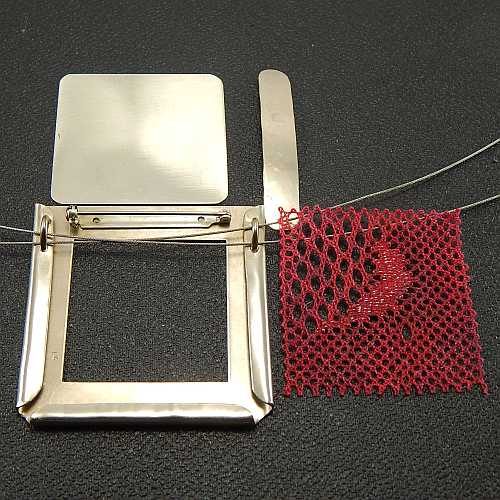 Passepartout-Brosche SG 153, in der Klöppelwerkstatt erhältlich, Schmuck klöppeln, Neusilber Brosche