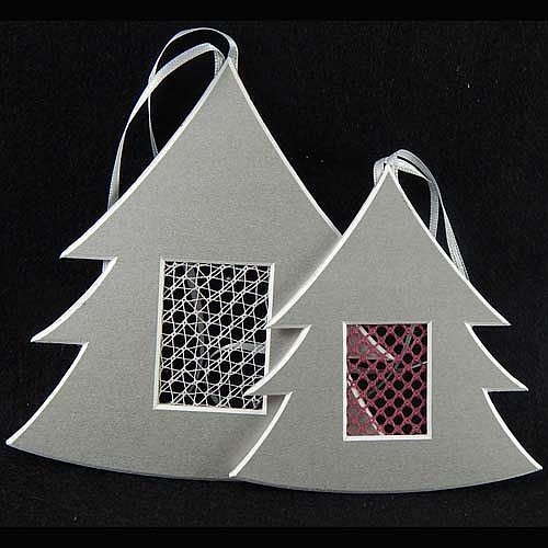 Deko-Passepartout Tanne in silber, mit geklöppelter Spitze, in der Klöppelwerkstatt, klöppeln, sticken, Nadelspitze, Weihnachten