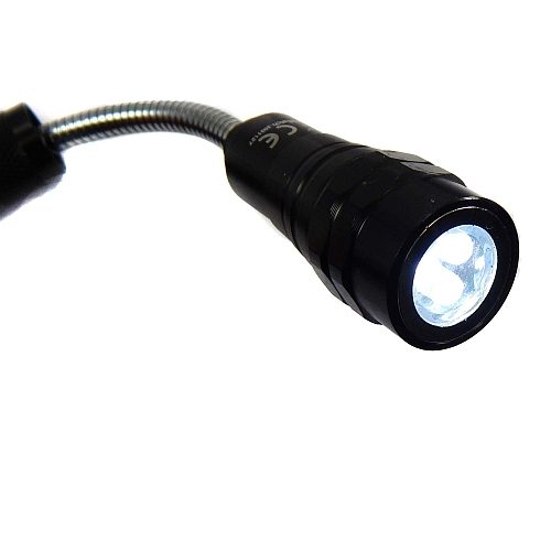 Flexible LED-Lampe mit Nadel-Magnet und Teleskop, Lampe eingeschaltet, , in der Klöppelwerkstatt, klöppeln, Nadeln vom Boden aufsammeln