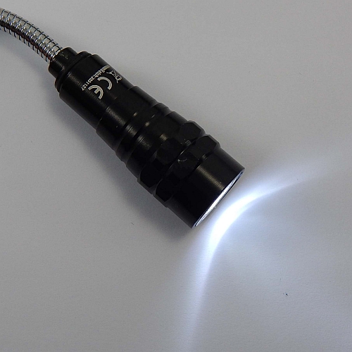 Flexible LED-Lampe mit Nadel-Magnet und Teleskop Lampe leuchtet, in der Klöppelwerkstatt, klöppeln, Nadeln vom Boden aufsammeln