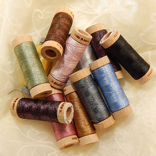 AURIFIL - Brillo Glitzergarn in 10 Farben - Klöppelwerkstatt, Effektgarn, Glitzergarn, Metallic, Stickgarn, in der Klöppelwerkstatt erhältlich