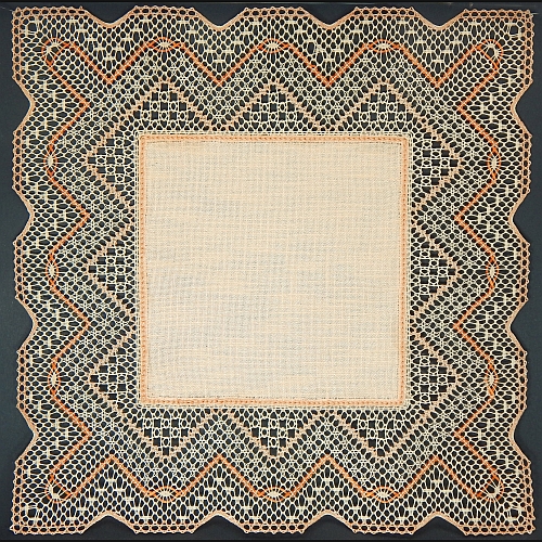 Klöppelbrief Anhäkelform Quadrat ~ Marie-Luise Prinzhorn, geklöppelte Spitze mit Aurifil geklöppelt, in der Klöppelwerkstatt erhältlich. Das Lochranddeckchen von Zweigart hat die Farb-Nr. 4014