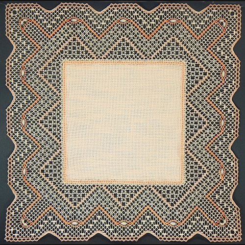 Klöppelbrief Anhäkelform Quadrat ~ Marie-Luise Prinzhorn, geklöppelte Spitze mit Aurifil geklöppelt, in der Klöppelwerkstatt erhältlich. Das Lochranddeckchen von Zweigart hat die Farb-Nr. 4014