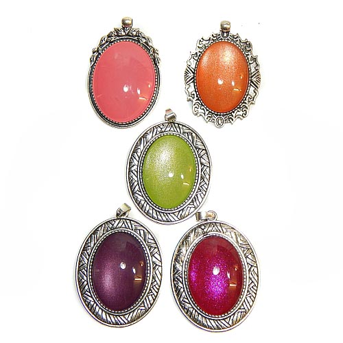 Anhänger oval mit großem Stein in verschiedenen Farben und Formen, mit Klöppelbrief, klöppeln, Schmuck