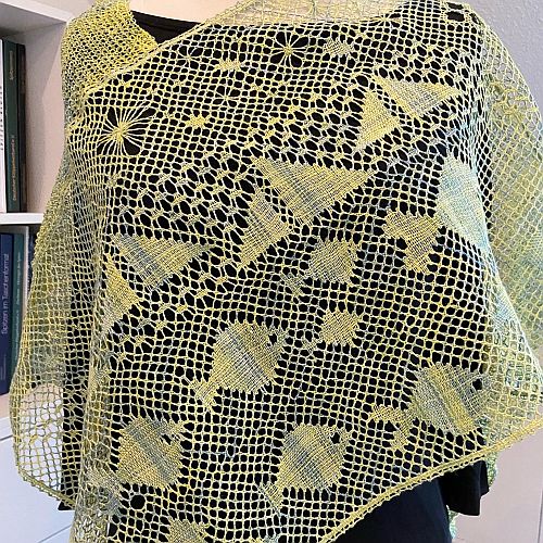 Poncho geklöppelt und gestrickt ~ Anke Limbrecht - Klöppelwerkstatt, Ein Rechteck wird in Mäandertechnik geklöppelt und einweiteres Rechteck wird gestrickt, klöppeln, Stricken