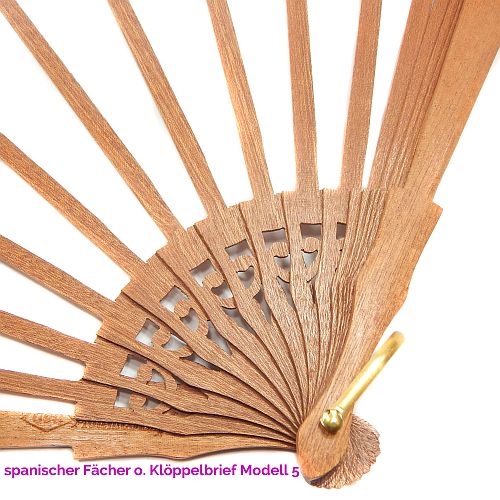 Fächergestell Modell 4 - Klöppelwerkstatt, Holzart: Mahagonie mit Verzierungen, Breite der Spitze: 9,9 cm, klöppeln