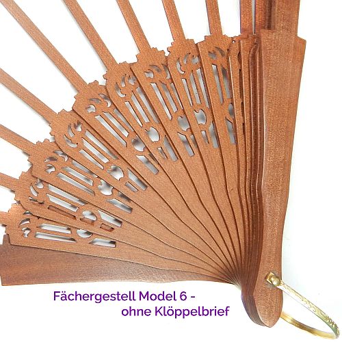Fächergestell Modell 6 Birne dunkel - Klöppelwerkstatt, Holzart: Birne dunkel lakiert mit Verzierungen, Breite der Spitze: 11 cm, ohne Klöppelbrief, Abanico, klöppeln, Spitze