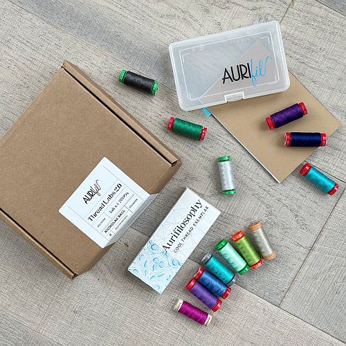 Aurifil Thread Lab 2.0 - in der Klöppelwerkstatt erhältlich, eine sechsteilige Serie, eine Fortsetzung zum Thread Lab 1.0 von 2023, ein MUSS für jeden Aurifil Liebhaber und alle, die eine Menge über die Wahl des richtigen Garns für ihr Projekt lernen wollen! Aurifil Garn Set, klöppeln, Quilten, Patchwork