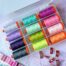 Untamed Neons by Tula Pink by Aurifil - Klöppelwerkstatt, Das Set enthält zwölf 30g Spulen Aurifil, in der Stärke 50wt, Limitierte Edition, klöppeln, quilten, Patchwork, Nähen, Nadelspitze