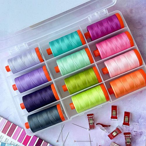 Untamed Neons by Tula Pink by Aurifil - Klöppelwerkstatt, Das Set enthält zwölf 30g Spulen Aurifil, in der Stärke 50wt, Limitierte Edition, klöppeln, quilten, Patchwork, Nähen, Nadelspitze
