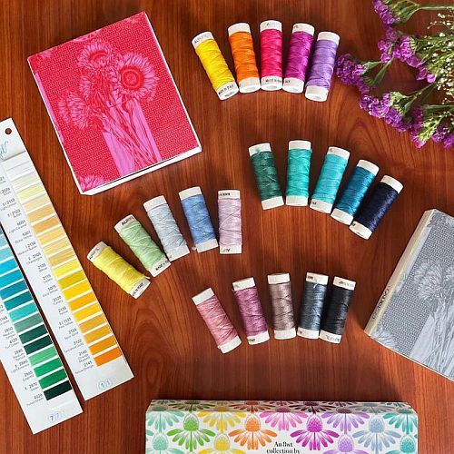 Indelible von Anna Maria Parry - neues 8wt-Set by Aurifil - Klöppelwerkstatt, präsentiert auf einer eleganten weißen Holzspule, ist ein 2-fädiger Faden. Enthalten sind 20 Farben