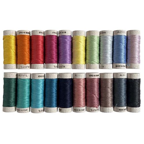 Indelible von Anna Maria Parry - neues 8wt-Set by Aurifil - Klöppelwerkstatt, präsentiert auf einer eleganten weißen Holzspule, ist ein 2-fädiger Faden. Enthalten sind 20 Farben