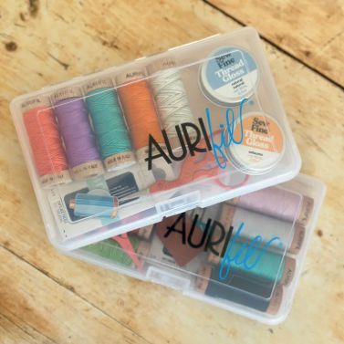 Mini Aufbewahrungs Box - 2er Set - by Aurifil, Klöppelwerkstatt, sticken, Patchwork, Quilten, klöppeln, Die Box bietet Platz für bis zu 10 kleine Aurifil-Garnrollen oder sonstiges Zubehör