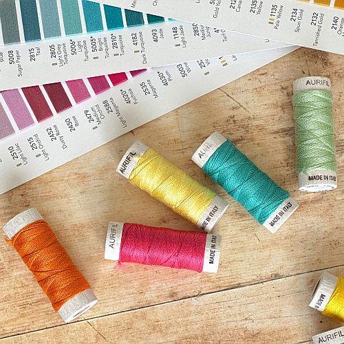 Aurifil 8wt - 8-fädiges Baumwollgarn, in 45 Farben erhältlich, auf einer weißen Holzspule aufgewickelt, 35 mt., eignet sich perfekt zum Klöppeln, Handquilten, für Handstickereien, Kreuzstich, Verzierungen, Sashiko, Redwork und vieles mehr, Konturfaden