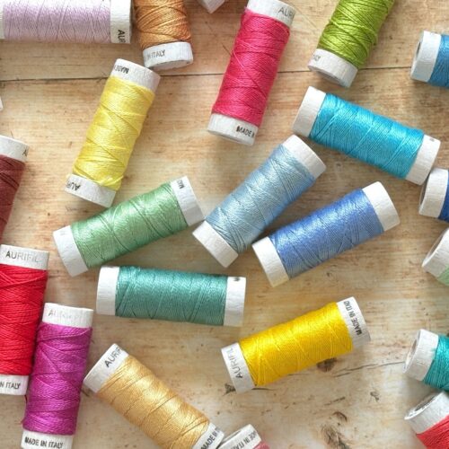 Aurifil 8wt - 8-fädiges Baumwollgarn, in 45 Farben erhältlich, auf einer weißen Holzspule aufgewickelt, 35 mt., eignet sich perfekt zum Klöppeln, Handquilten, für Handstickereien, Kreuzstich, Verzierungen, Sashiko, Redwork und vieles mehr, Konturfaden