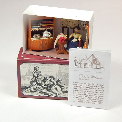 Abenberger Klöppelstube in Miniatur - Second Hand - Klöppelwerkstatt, Volkskunst - Klöppelstube in Miniatur, in der Schachtel, aus der Reihe "Sächsische Miniaturen, Klöppeln