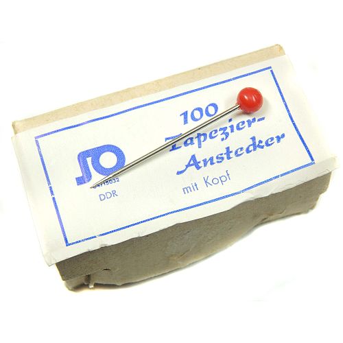 Schachtel mit Kunststoffkopf-nadeln SH - Klöppelwerkstatt, Schachtel mit 48 Stück Kunststoffkopf-nadeln aus DDR Bestand. Länge: 5cm, Stärke: 1,3mm