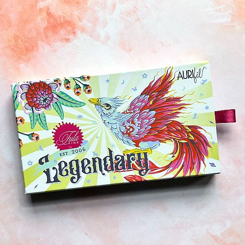 Legendary by Tula Pink by Aurifil - Klöppelwerkstatt, Das Set enthält zwanzig 4,3g Spulen Aurifil, in der Stärke 50wt, Limitierte Edition, klöppeln, quilten, Patchwork, Nähen, Nadelspitze