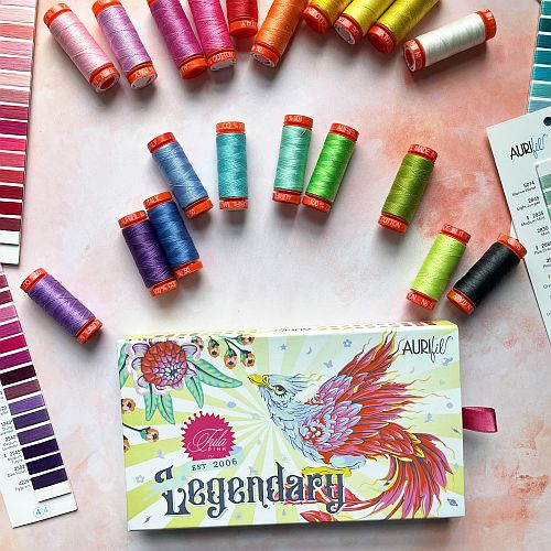 Legendary by Tula Pink by Aurifil - Klöppelwerkstatt, Das Set enthält zwanzig 4,3g Spulen Aurifil, in der Stärke 50wt, Limitierte Edition, klöppeln, quilten, Patchwork, Nähen, Nadelspitze